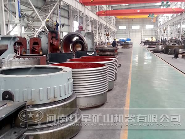 圓錐破碎機(jī)廠(chǎng)家車(chē)間 圓錐破碎機(jī)廠(chǎng)家車(chē)間