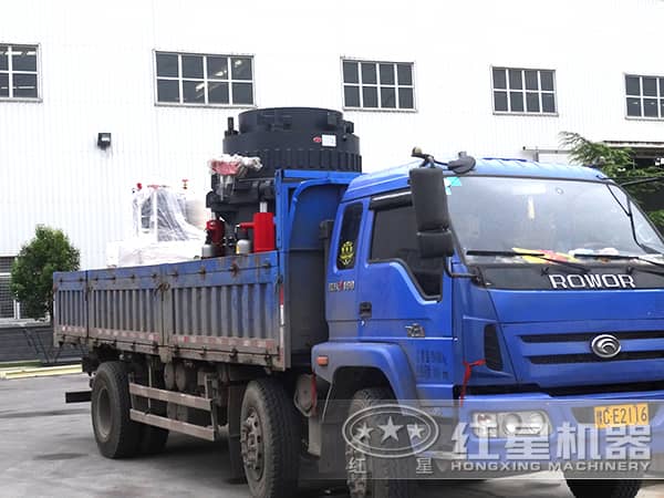 圓錐破碎機(jī)發(fā)貨現(xiàn)場(chǎng) 圓錐破碎機(jī)發(fā)貨現(xiàn)場(chǎng)