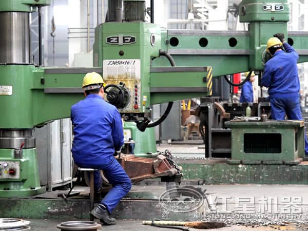 破碎機生產(chǎn)車間工人 破碎機生產(chǎn)車間工人