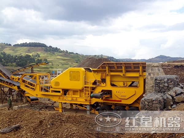 移動破碎機生產現(xiàn)場 移動破碎機生產現(xiàn)場