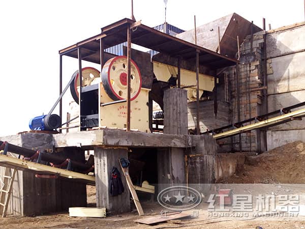 顎式破碎機(jī)生產(chǎn)現(xiàn)場(chǎng) 顎式破碎機(jī)生產(chǎn)現(xiàn)場(chǎng)