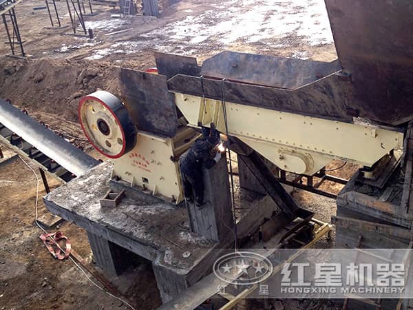 顎式破碎機(jī)生產(chǎn)現(xiàn)場 顎式破碎機(jī)生產(chǎn)現(xiàn)場