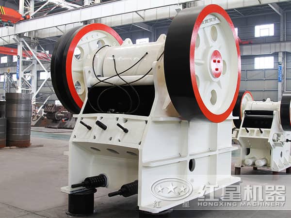 顎式破碎機(jī)側(cè)面圖 顎式破碎機(jī)側(cè)面圖