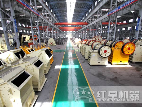 排放在車間的破碎機(jī) 排放在車間的破碎機(jī)