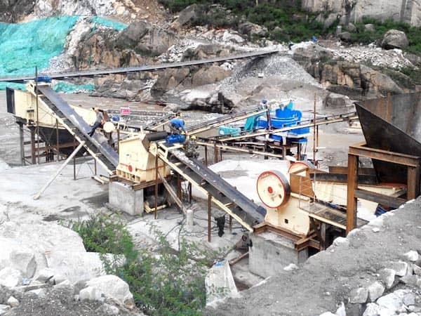 花崗巖制砂現(xiàn)場(chǎng)圖 花崗巖制砂現(xiàn)場(chǎng)圖