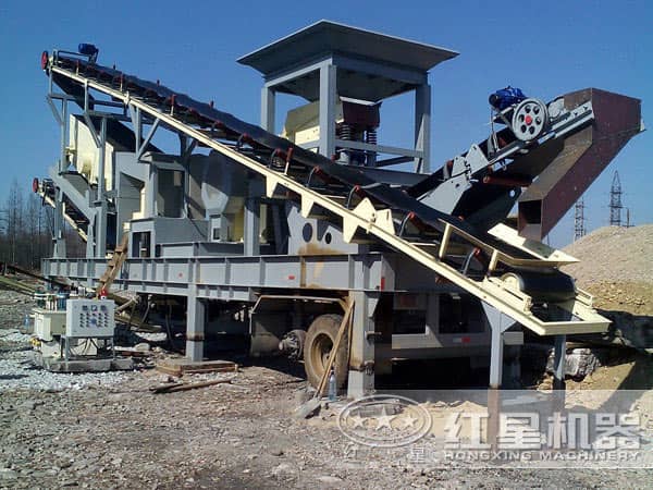 移動式破碎機(jī)現(xiàn)場作業(yè)圖 移動式破碎機(jī)現(xiàn)場作業(yè)圖