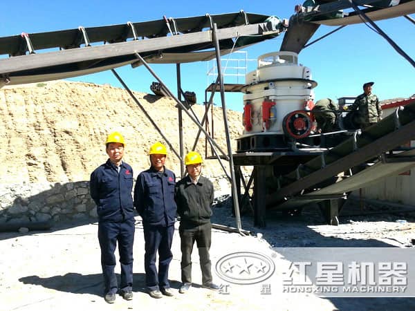 紅星技術(shù)人員生產(chǎn)現(xiàn)場(chǎng)解決問題留影 紅星技術(shù)人員生產(chǎn)現(xiàn)場(chǎng)解決問題留影