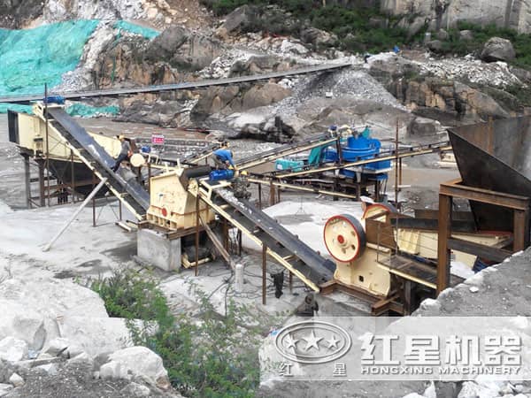 煙臺(tái)河卵石制砂作業(yè)現(xiàn)場(chǎng) 煙臺(tái)河卵石制砂作業(yè)現(xiàn)場(chǎng)