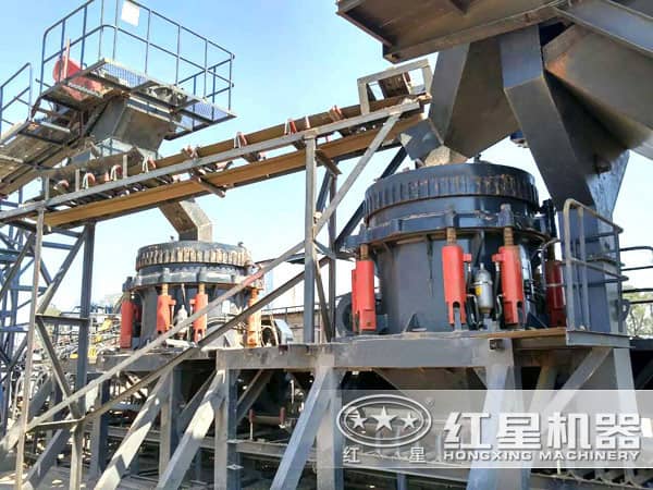 圓錐破碎機(jī)工作現(xiàn)場(chǎng) 圓錐破碎機(jī)工作現(xiàn)場(chǎng)