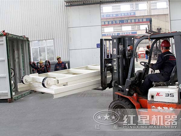 正在認(rèn)真作業(yè)的工人們 正在認(rèn)真作業(yè)的工人們