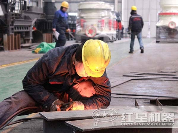 紅星機器的工人正在認(rèn)真的作業(yè) 紅星機器的工人正在認(rèn)真的作業(yè)