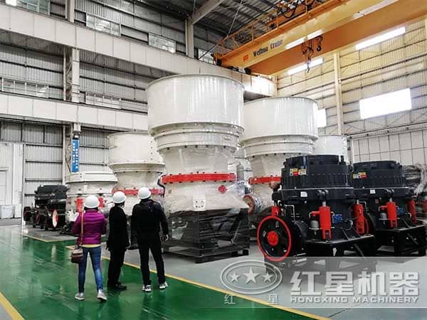 客戶參觀圓錐破碎機(jī)生產(chǎn)車間 客戶參觀圓錐破碎機(jī)生產(chǎn)車間