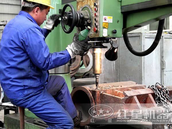 正在制造顎式破碎機(jī)的工人 正在制造顎式破碎機(jī)的工人