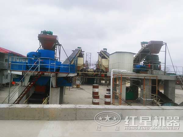 河石制沙作業(yè)現(xiàn)場(chǎng) 河石制沙作業(yè)現(xiàn)場(chǎng)