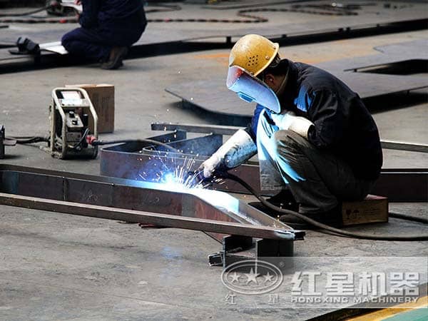 工人正在制造制砂機 工人正在制造制砂機