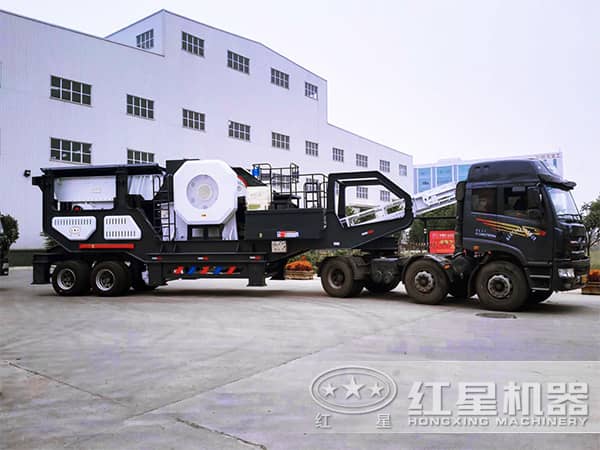 車(chē)載流動(dòng)破石機(jī)在車(chē)頭的牽引下 車(chē)載流動(dòng)破石機(jī)在車(chē)頭的牽引下