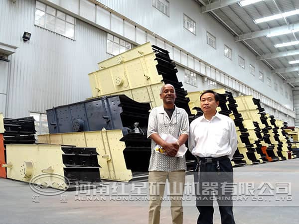 客戶與紅星振動篩合影留念 客戶與紅星振動篩合影留念