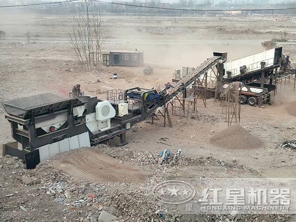 移動(dòng)制砂機(jī)作業(yè)現(xiàn)場(chǎng) 移動(dòng)制砂機(jī)作業(yè)現(xiàn)場(chǎng)
