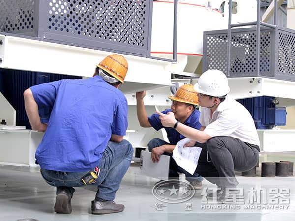 紅星技術(shù)專業(yè)正在檢測(cè)研制好的新型制沙機(jī) 紅星技術(shù)專業(yè)正在檢測(cè)研制好的新型制沙機(jī)