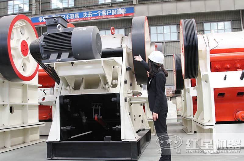 紅星人員為客戶講解顎式破碎機 紅星人員為客戶講解顎式破碎機