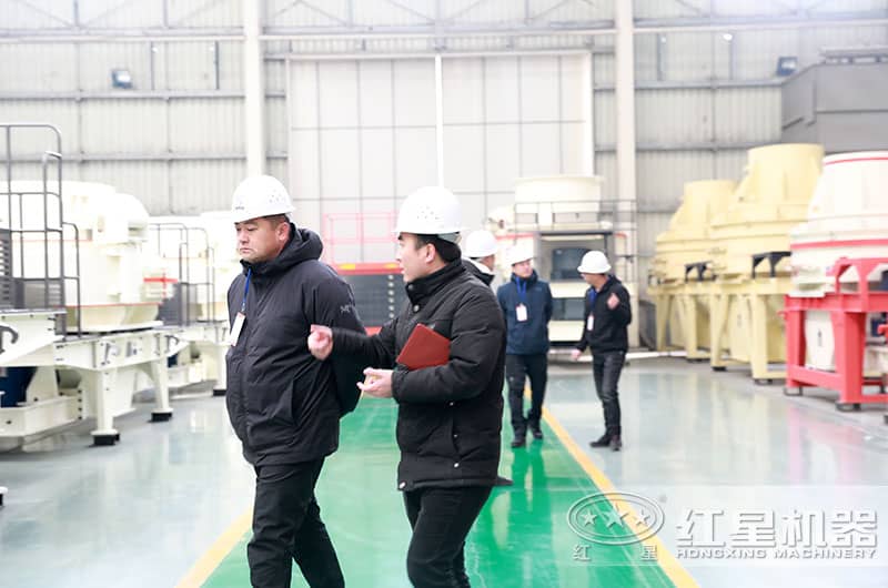 紅星人員為客戶講解砂石生產(chǎn)線設(shè)備 紅星人員為客戶講解砂石生產(chǎn)線設(shè)備