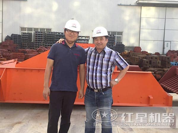 客戶來廠參觀對輥破碎機 客戶來廠參觀對輥破碎機