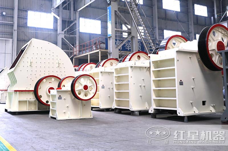 顎式破碎機(jī)廠區(qū)一角 顎式破碎機(jī)廠區(qū)一角