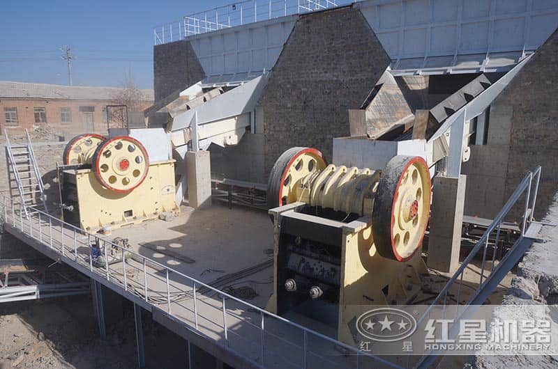 顎式破碎機(jī)現(xiàn)場 顎式破碎機(jī)現(xiàn)場