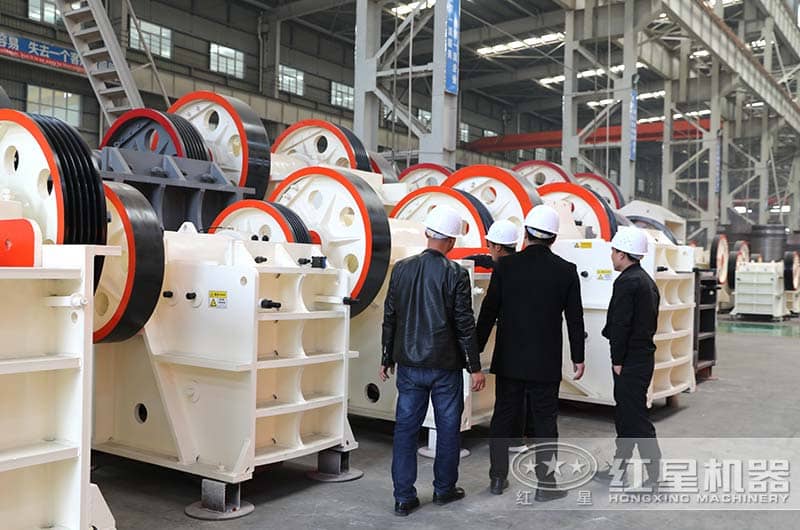 客戶來廠參觀顎式破碎機(jī) 客戶來廠參觀顎式破碎機(jī)