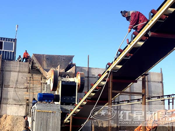 紅星客戶水鎂石破碎機(jī)工作現(xiàn)場(chǎng)