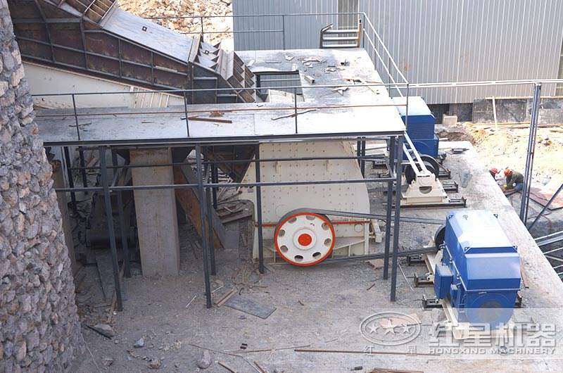 錘式破碎機工作現(xiàn)場圖