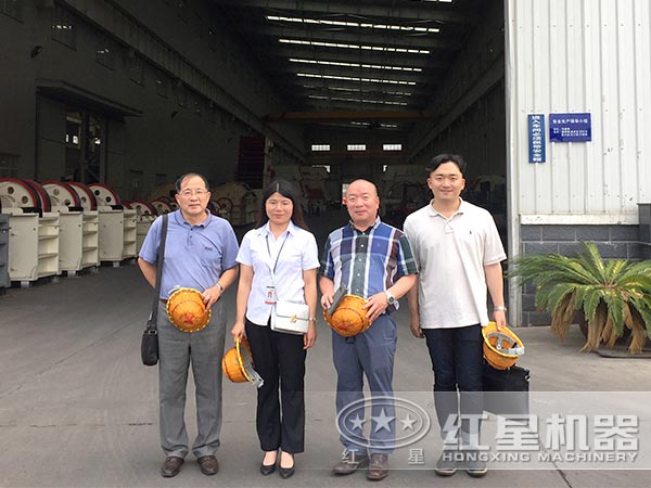 客戶來廠考察玄武巖破碎機 客戶來廠考察玄武巖破碎機