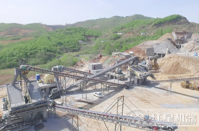 山石破碎生產(chǎn)線(xiàn)現(xiàn)場(chǎng) 山石破碎生產(chǎn)線(xiàn)現(xiàn)場(chǎng)