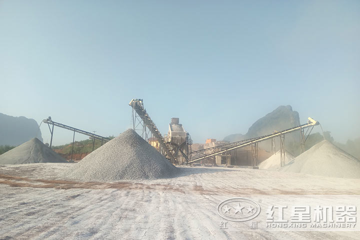 碎石生產(chǎn)線現(xiàn)場(chǎng) 碎石生產(chǎn)線現(xiàn)場(chǎng)