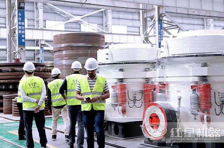 客戶在圓錐碎石機車間參觀 客戶在圓錐碎石機車間參觀