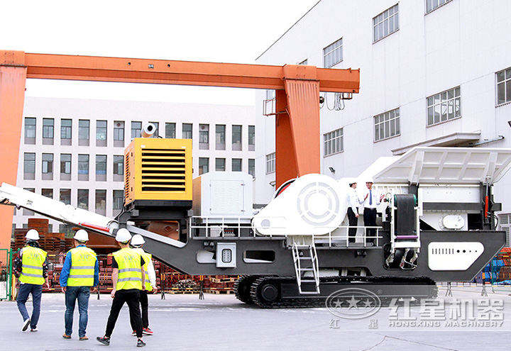 客戶來廠參觀移動破碎機